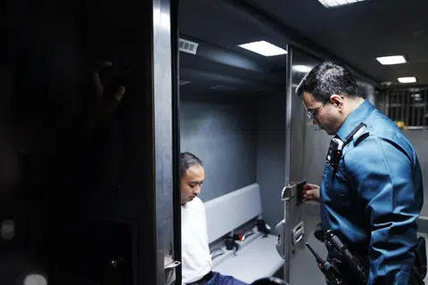 Tidak melebihi dua hari di SCLU, tahanan akan dipindahkan ke Kompleks Penjara Changi (CPC) dengan menaiki bas penjara, Black Maria.