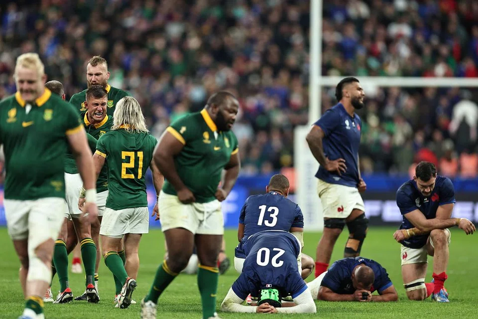 KEMENANGAN SUKAR: Pemain Afrika Selatan (jersi hijau) meraikan kemenangan mereka pada akhir perlawanan suku akhir Piala Dunia Ragbi 2023 ke atas  Perancis di Stade de France di Saint-Denis, Paris, pada 15 Oktober.