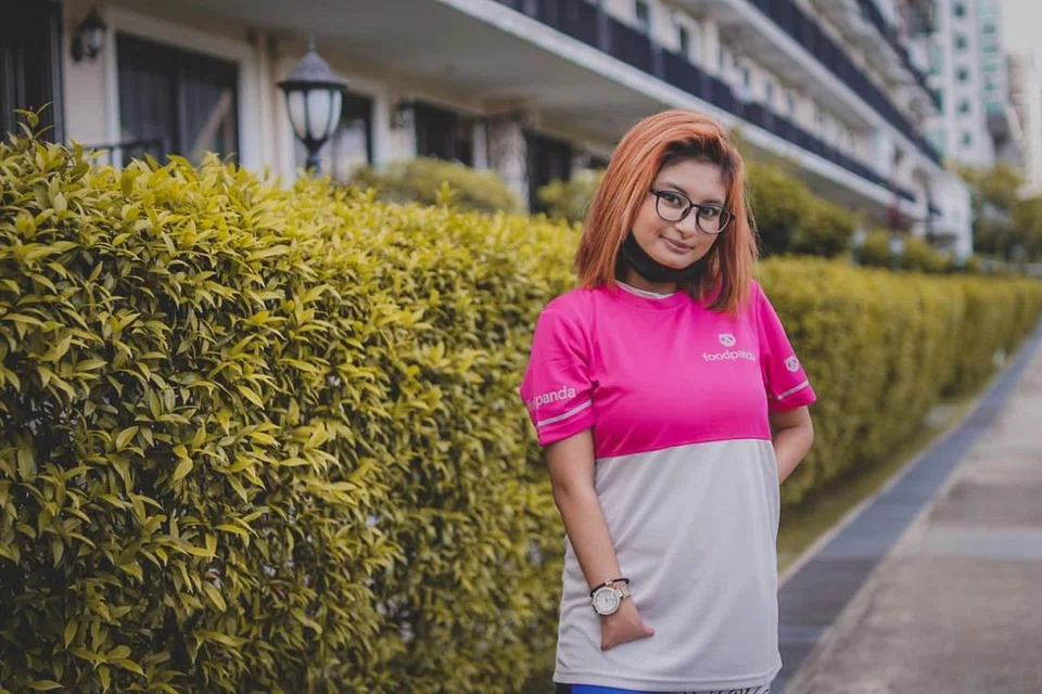 TIDAK MALU DENGAN KEADAAN FIZIKAL: Walaupun dilahirkan tanpa jari jemari di kedua-dua tangannya, Cik Syakirah tidak melihatnya sebagai halangan, malah beliau positif orangnya dan kini bekerja sebagai pengajar tarian mahupun penghantar makanan. - Foto-foto BH oleh NUR DIYANA TAHA