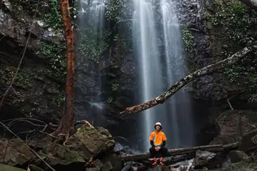 Encik Muhammad Muttaqin Ahmad Razman berkunjung ke air terjun di Sungai Charok Juan, Kedah.