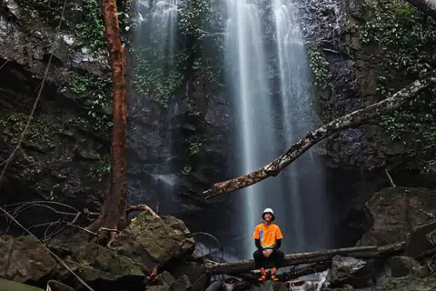 Encik Muhammad Muttaqin Ahmad Razman berkunjung ke air terjun di Sungai Charok Juan, Kedah.