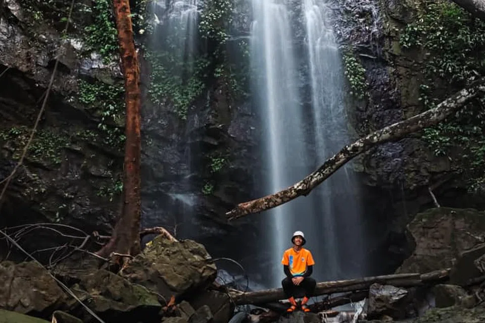 Encik Muhammad Muttaqin Ahmad Razman berkunjung ke air terjun di Sungai Charok Juan, Kedah.