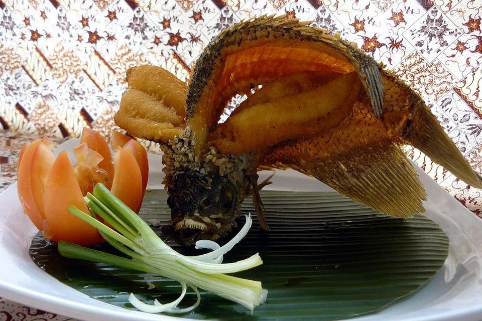 HIDANGAN UNIK DAN ENAK: Ikan Gurame (atas) adalah 'signature dish' yang juga popular di Pondok Gurame. - Foto PONDOK GURAME