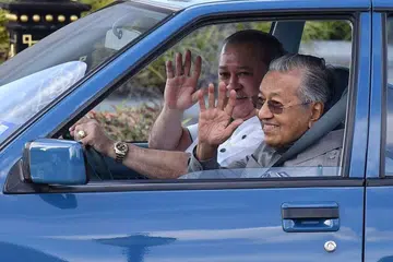 PERTEMUAN LEBIH SEJAM: Sultan Ibrahim Sultan Iskandar memandu Proton Saga membawa Dr Mahathir Mohamad dari Istana Bukit Serene, Johor Bahru ke Lapangan Terbang Antarabangsa Senai, Kulai, Johor, semalam. - Foto MALAYSIAN INSIGHT