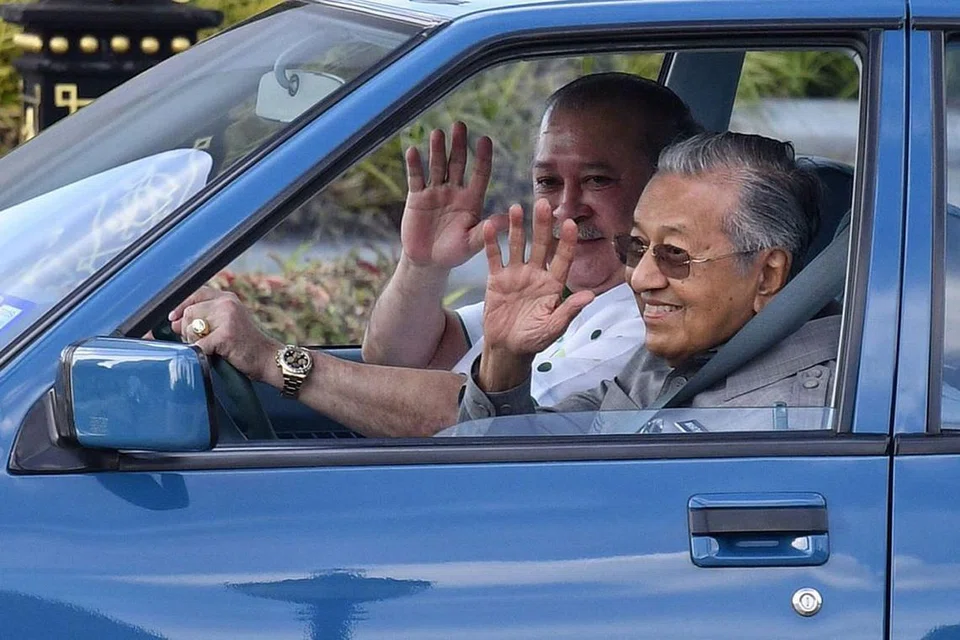 PERTEMUAN LEBIH SEJAM: Sultan Ibrahim Sultan Iskandar memandu Proton Saga membawa Dr Mahathir Mohamad dari Istana Bukit Serene, Johor Bahru ke Lapangan Terbang Antarabangsa Senai, Kulai, Johor, semalam. - Foto MALAYSIAN INSIGHT