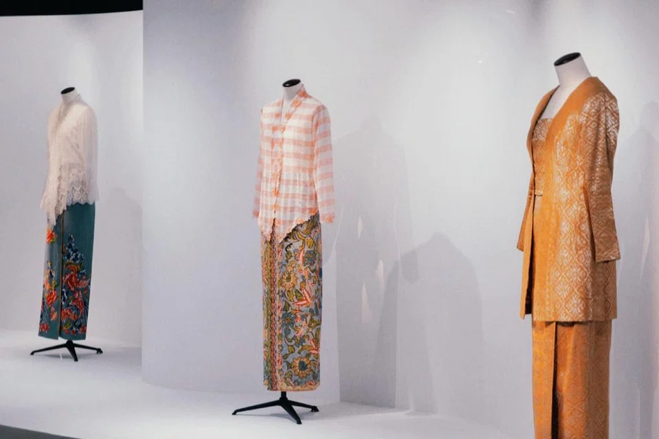 PELBAGAI REKA BENTUK: Para pengunjung ke pameran ‘Her Kebaya’ dapat mempelajari tentang pelbagai jenis kebaya yang ada seperti potongan kota baru dan kebaya labuh.