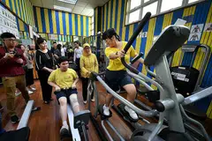 PELBAGAI PROGRAM PEMBELAJARAN: Presiden Halimah Yacob berpeluang berinteraksi dengan beberapa pelajar Sekolah Metta yang sedang bersenam di gim sekolah itu semasa lawatannya ke sana semalam, di mana beliau diperkenalkan kepada pelbagai program pembelajaran. - Foto BH oleh LIM YAOHUI