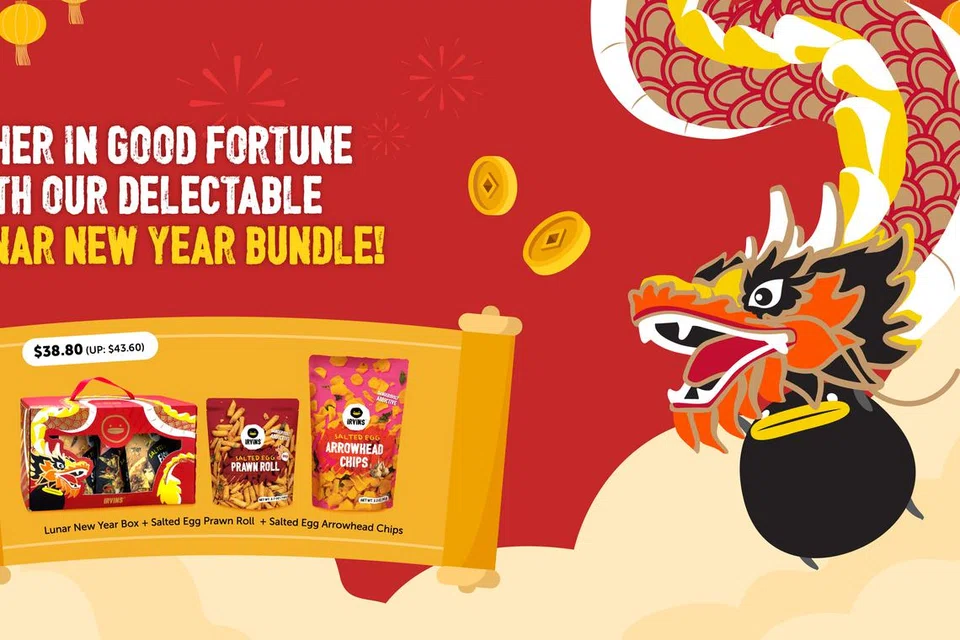 ‘Bundle’ Tahun Baru Cina Irvins berharga $38.80 mengandungi dua paket Kulit Salmon Telur Masin; sepaket Kulit Ikan Telur Masin; sepaket Kulit Ikan Telur Masin ‘Hot Boom’; sepaket Popia Udang Telur Masin; dan sepaket Kerepek Telur Masin ‘Arrowhead’. 