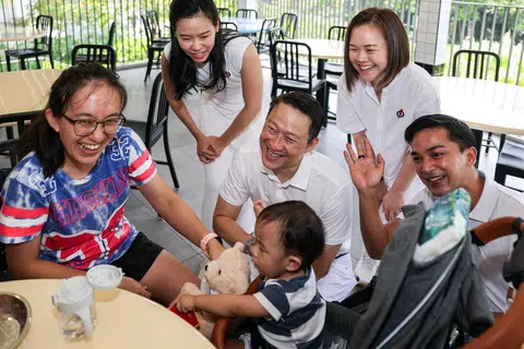 Pasukan Parti Tindakan Rakyat (PAP) GRC Sengkang, yang terdiri daripada Dr Lam Pin Min (tengah) bersama pengerusi cawangan PAP Sengkang lain (dari kiri) Cik Bernadette Giam, Cik Theodora Lai, dan Profesor Madya Dr Elmie Nekmat, menemui penduduk di Rivervale Shores pada 30 Mac 2025.