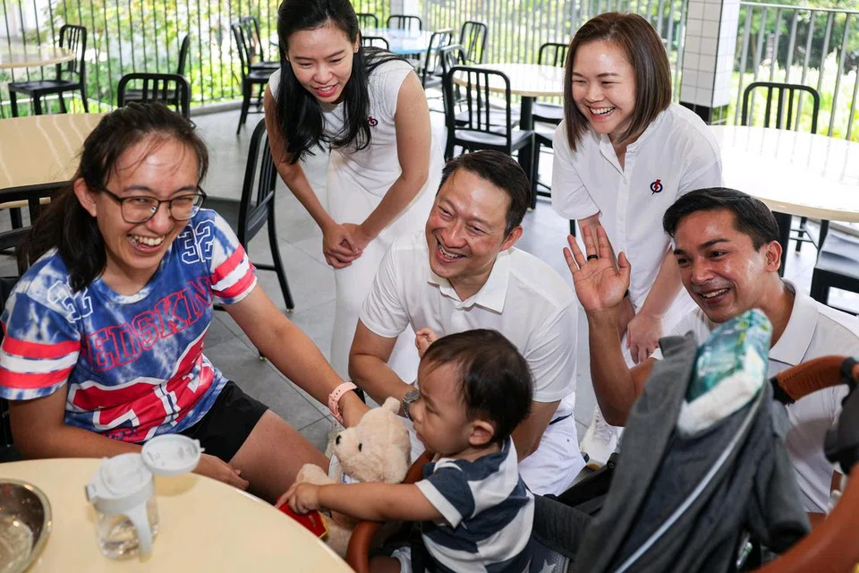 Pasukan Parti Tindakan Rakyat (PAP) GRC Sengkang, yang terdiri daripada Dr Lam Pin Min (tengah) bersama pengerusi cawangan PAP Sengkang lain (dari kiri) Cik Bernadette Giam, Cik Theodora Lai, dan Profesor Madya Dr Elmie Nekmat, menemui penduduk di Rivervale Shores pada 30 Mac 2025.