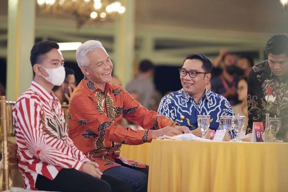 LALUAN KE PILIHAN RAYA: Mantan Gabenor Jawa Tengah, Encik Ganjar Pranowo (tengah) duduk bersama Datuk Bandar Surakarta, Encik Gibran Rakabuming Raka (kiri) dan mantan Gabenor Jawa Barat, Encik Ridwan Kamil. 