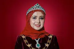 Raja Permaisuri  Agong, Raja Zarith Sofiah, yang dikagumi rakyat kerana keanggunan dan kebijaksanaan serta sumbangannya dalam kerja kemasyarakatan.