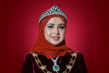 Raja Permaisuri  Agong, Raja Zarith Sofiah, yang dikagumi rakyat kerana keanggunan dan kebijaksanaan serta sumbangannya dalam kerja kemasyarakatan.