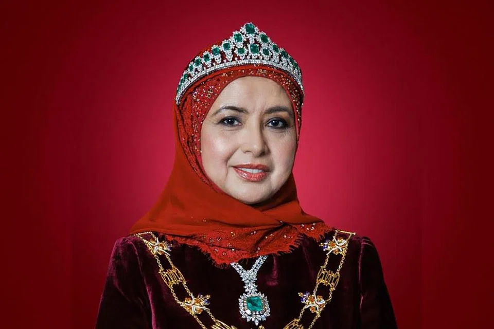 Raja Permaisuri  Agong, Raja Zarith Sofiah, yang dikagumi rakyat kerana keanggunan dan kebijaksanaan serta sumbangannya dalam kerja kemasyarakatan.