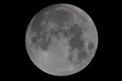 MENAKJUBKAN: Penduduk di sini mungkin perlu menunggu selama tiga tahun lagi sebelum fenomena gerhana bulan berlaku lagi.