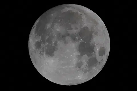 MENAKJUBKAN: Penduduk di sini mungkin perlu menunggu selama tiga tahun lagi sebelum fenomena gerhana bulan berlaku lagi.