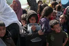Penduduk termasuk kanak-kanak Palestin berkumpul untuk mendapatkan makanan di Rafah, selatan Semenanjung Gaza pada 28 Februari 2024, di tengah-tengah pertempuran berterusan antara Israel dengan Hamas.