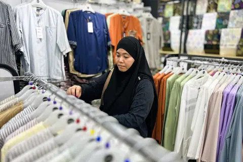 Cik Nur Ain Salleha Abdul Razak, mencari baju ‘kurta’ buat suami tercinta ketika membeli-belah di Angsana.