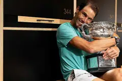 REKOD MEMBANGGAKAN: Rafael Nadal bersama trofi Terbuka Australia dimenangi di Melbourne. - Foto AFP