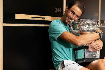 REKOD MEMBANGGAKAN: Rafael Nadal bersama trofi Terbuka Australia dimenangi di Melbourne. - Foto AFP