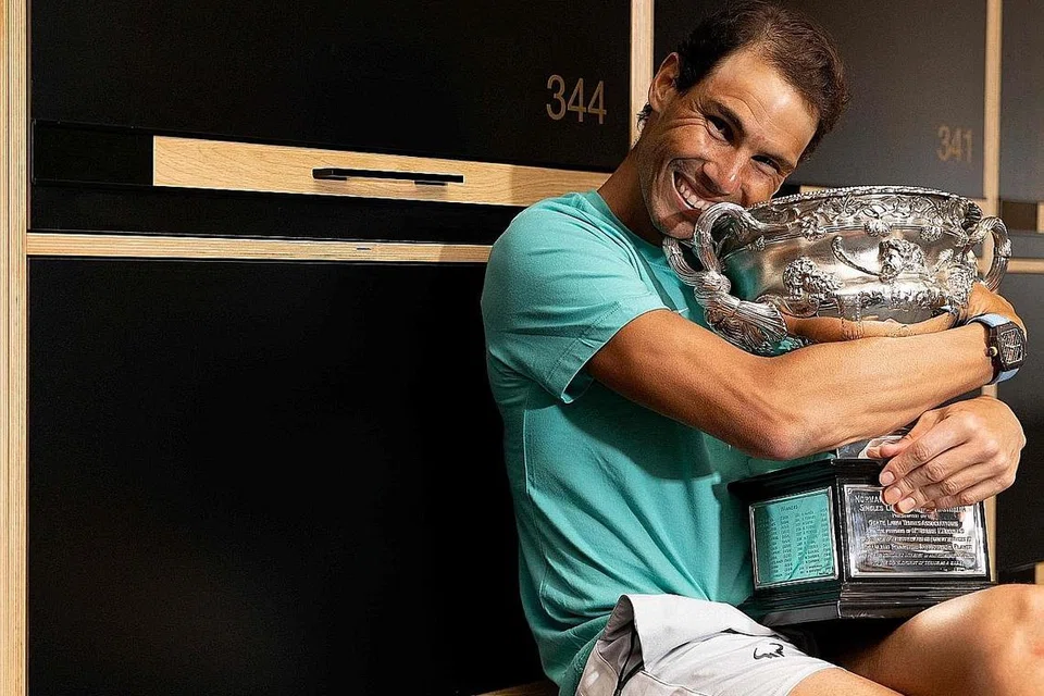 REKOD MEMBANGGAKAN: Rafael Nadal bersama trofi Terbuka Australia dimenangi di Melbourne. - Foto AFP
