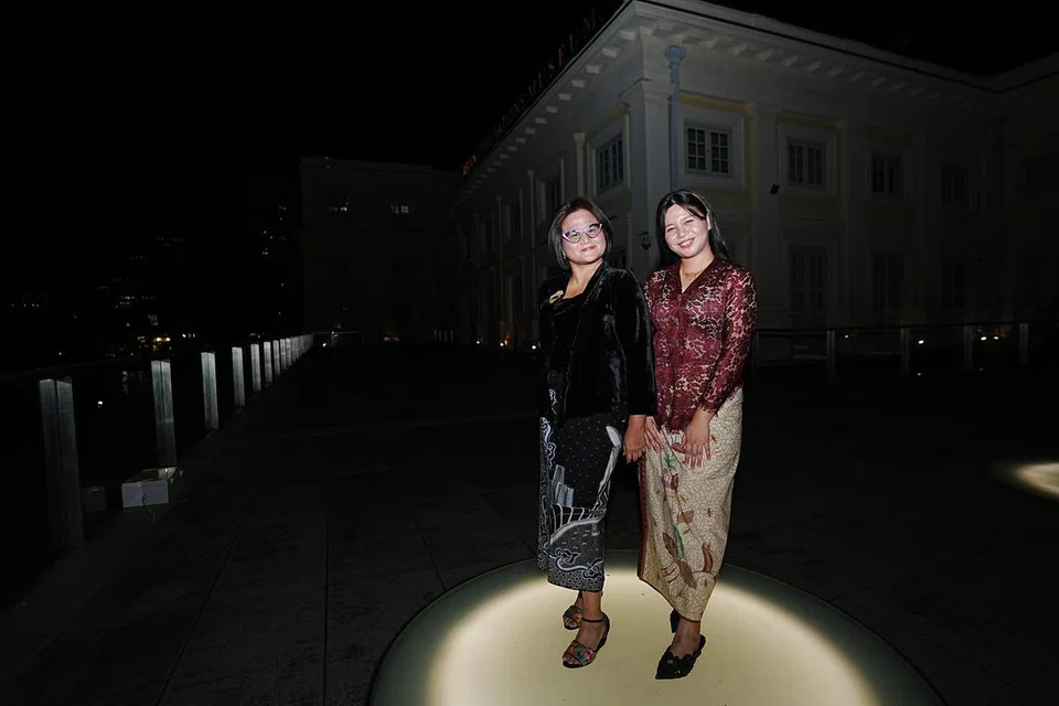 Cik Putri Nadirah Hassan (kanan) kini membantu menguruskan butik Kebaya by Ratianah bersama ibunya, pengasas Kebaya by Ratianah, Cik Ratianah Tahir (kiri).