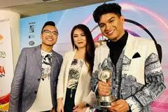 SALING BERI GALAKAN: Farhan Shah (kanan) yang meraih Anugerah Lagu Terbaik (Singapura) mendapat semangat menyanyikan lagu Racun tentang insan toksik di sekelilingnya, berkat suntikan kreatif komposer dan penulis lirik bersama, Haramain Osman (kiri) dan Judah Lyne. - Foto BH oleh HARYANI ISMAIL