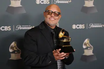 Penyanyi gospel Amerika Syarikat, Israel Houghton. Pemerintah Indonesia melarang Houghton dan kumpulannya, Israel & New Breed, mengadakan konsert di Jakarta pada 24 Oktober atas kebimbangan keselamatan susulan kontroversi mengenai sokongannya terhadap Israel. Pihak berkuasa Indonesia turut memantau perkembangan berkaitan konsert Houghton yang dijadualkan berlangsung di Malaysia.