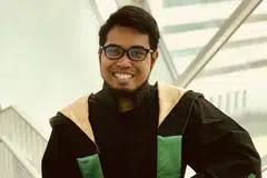 ATASI KESUSAHAN DENGAN BEKERJA SAMBILAN: Encik Jazli Majid yang pernah dibesarkan di Filipina sudah biasa bekerja sambilan kerana enggan menyusahkan ibunya. - Foto BH oleh HARYANI ISMAIL