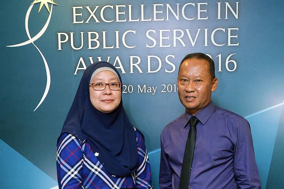 BERJAYA ATASI CABARAN PEKERJAAN: Penerima Anugerah Khidmat Bintang PS21, Cik Artini Hamzah dan Encik Hashim Hayon, berasa kerja keras mereka berbaloi dengan diberi pengiktirafan. - Foto KHALID BABA