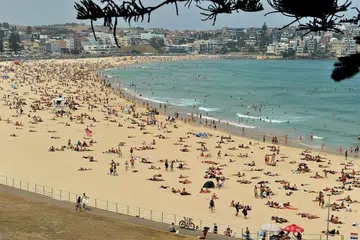 Para pengunjung kelihatan di Pandai Bondi di Sydney, Australia, yang menyaksikan suhu cuaca melambung Disember lalu. Pantai-pantai di Australia dijangka terjejas teruk oleh perubahan iklim dan para air laut terus meningkat. 