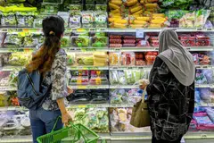 BERPADA-PADA: Sikap berpada-pada dalam berbelanja, membeli berdasarkan keperluan, dapat membantu dalam mengharungi kos sara hidup yang meningkat.  