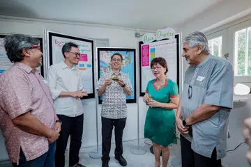 RANCAK KAMPONG GELAM: Sebuah pelan untuk mempertingkatkan  kawasan Kampong Gelam telah dilancar oleh Perikatan Kampong Gelam (KGA) pada Sabtu. Turut bersama adalah Menteri Negara (Pembangunan Negara merangkap Ehwal Dalam Negeri), Profesor Madya Muhammad Faishal Ibrahim (tengah); Mayor Daerah Central Singapore, Cik Denise Phua (dua dari kanan) bersama pengerusi Masjid Sultan, Encik Mohamed Patail (kanan), pengerusi One Kampong Gelam Encik Zaki Ma’arof (kiri) dan pengasas Wardah Books, Encik Ibrahim Tahir (dua dari kiri).