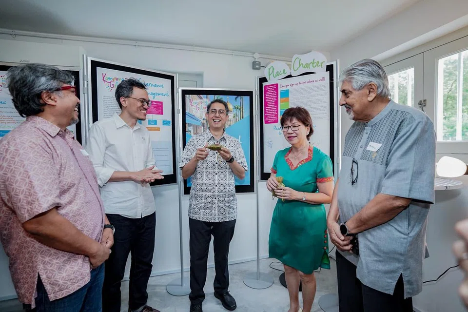RANCAK KAMPONG GELAM: Sebuah pelan untuk mempertingkatkan  kawasan Kampong Gelam telah dilancar oleh Perikatan Kampong Gelam (KGA) pada Sabtu. Turut bersama adalah Menteri Negara (Pembangunan Negara merangkap Ehwal Dalam Negeri), Profesor Madya Muhammad Faishal Ibrahim (tengah); Mayor Daerah Central Singapore, Cik Denise Phua (dua dari kanan) bersama pengerusi Masjid Sultan, Encik Mohamed Patail (kanan), pengerusi One Kampong Gelam Encik Zaki Ma’arof (kiri) dan pengasas Wardah Books, Encik Ibrahim Tahir (dua dari kiri).