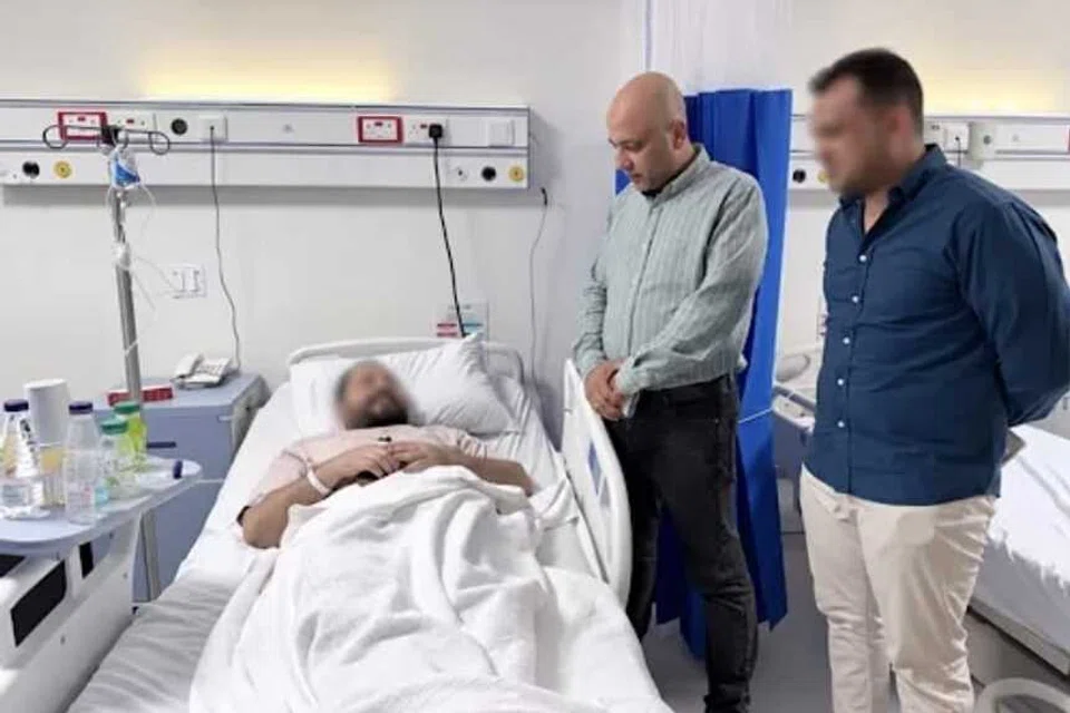 Pegawai Mesir melawat seorang jemaah umrah yang cedera dan sedang menerima rawatan di hospital selepas bas membawa jemaah Mesir terbabit dalam kemalangan di Al-Jumum, Arab Saudi, pada 5 September 2026. Dua jemaah maut dalam nahas ketika bas dalam perjalanan dari Madinah ke Makkah, manakala 25 mangsa masih dirawat di hospital dan 21 lagi telah dibenarkan keluar selepas keadaan mereka disahkan stabil. Pegawai konsular Mesir di Jeddah turut dihantar untuk memantau rawatan mangsa dan membantu urusan pengebumian mereka yang terkorban