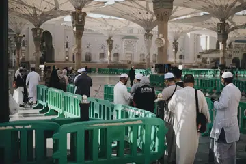 NORMA BARU: Anggota pasukan pembelajaran Amtas kelihatan sedang memasuki pintu masuk premis Masjid Nabawi di mana mereka diperlukan menunjukkan status vaksinasi mereka kepada pegawai sebelum dibenarkan masuk. - Foto BH oleh HARITH MUSTAFFA