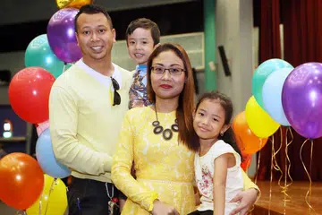 RAIH MANFAAT: Antara keluarga yang telah menyertai program KMM@CC ialah Encik Muhammad Faizal Jamil (kiri), isteri Cik Normaya Johari dan dua anak mereka Nayli Yusyairah (kanan) dan Izz Haziq. - Foto BH oleh GAVIN FOO
