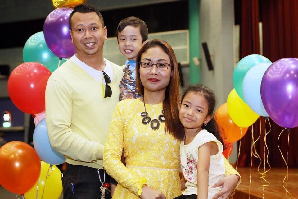 RAIH MANFAAT: Antara keluarga yang telah menyertai program KMM@CC ialah Encik Muhammad Faizal Jamil (kiri), isteri Cik Normaya Johari dan dua anak mereka Nayli Yusyairah (kanan) dan Izz Haziq. - Foto BH oleh GAVIN FOO