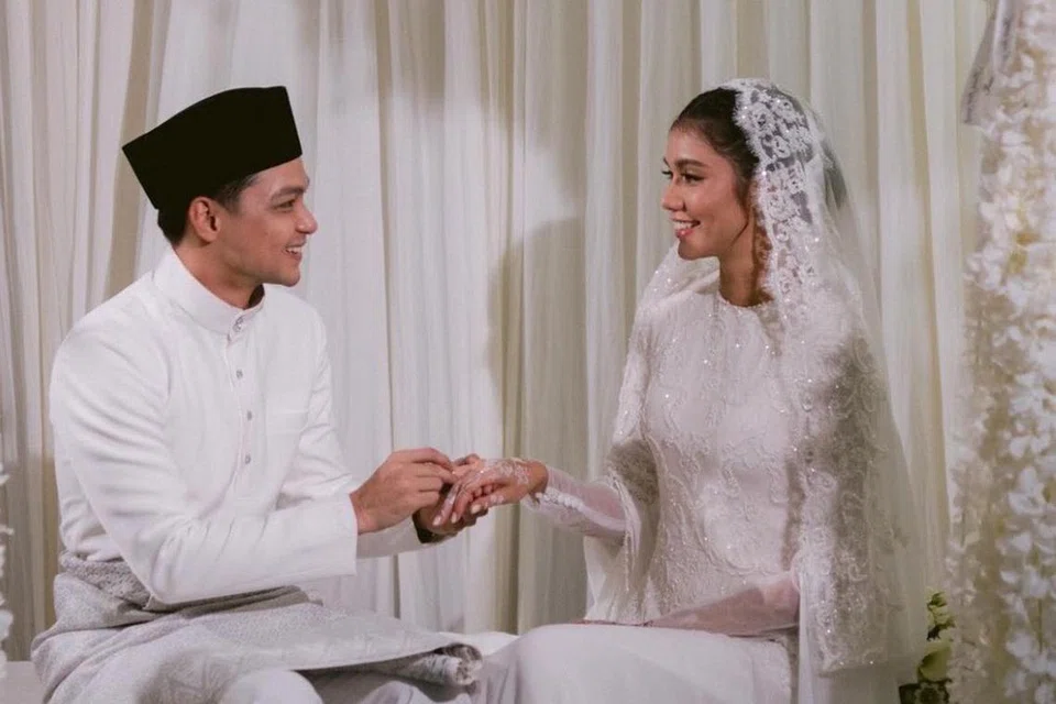 Pasangan pelakon popular Malaysia, Syafiq Kyle dan Mimi Lana, menamatkan zaman solo mereka dalam sebuah majlis walimah tertutup di Taiping, Perak pada 14 Februari.