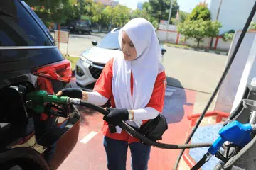 Seorang pekerja stesen minyak mengisi tangki kenderaan di sebuah stesen minyak di Banda Aceh, Indonesia, pada 13 Mac 2026. Institut penyelidikan bukan pemerintah, Pusat Kajian Dasar Prasasti (Prasasti), menyatakan bahawa konflik di Asia Barat yang melibatkan Iran, Amerika Syarikat dan Israel berpotensi menjejaskan kedudukan fiskal pemerintah Indonesia, khususnya melalui mekanisme subsidi tenaga.