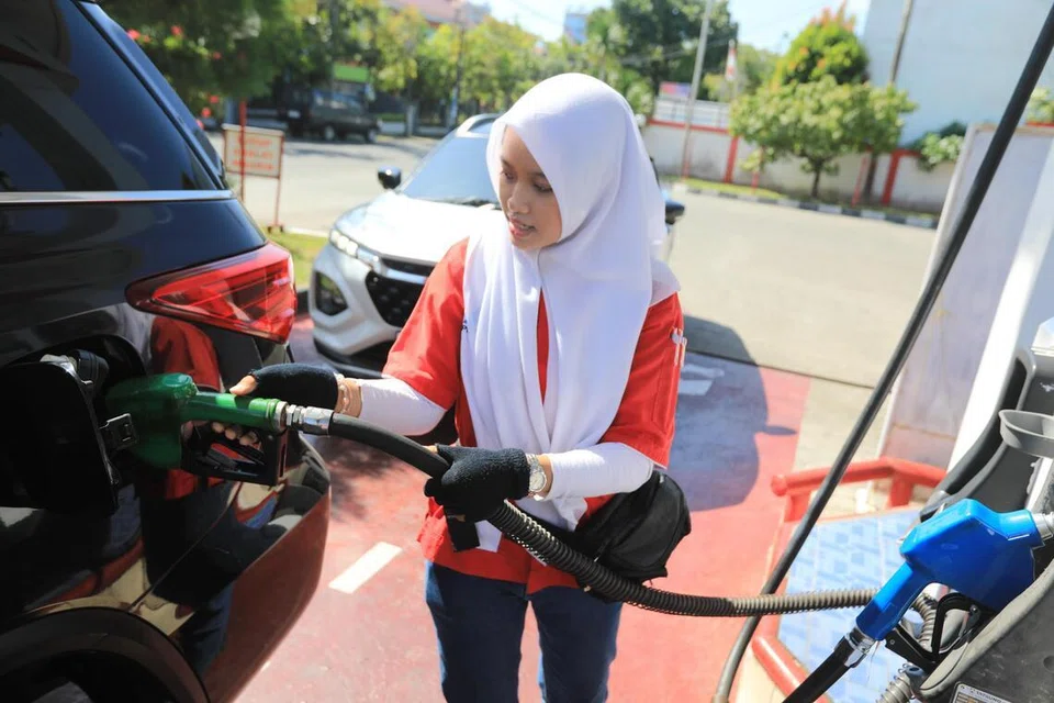 Seorang pekerja stesen minyak mengisi tangki kenderaan di sebuah stesen minyak di Banda Aceh, Indonesia, pada 13 Mac 2026. Institut penyelidikan bukan pemerintah, Pusat Kajian Dasar Prasasti (Prasasti), menyatakan bahawa konflik di Asia Barat yang melibatkan Iran, Amerika Syarikat dan Israel berpotensi menjejaskan kedudukan fiskal pemerintah Indonesia, khususnya melalui mekanisme subsidi tenaga.