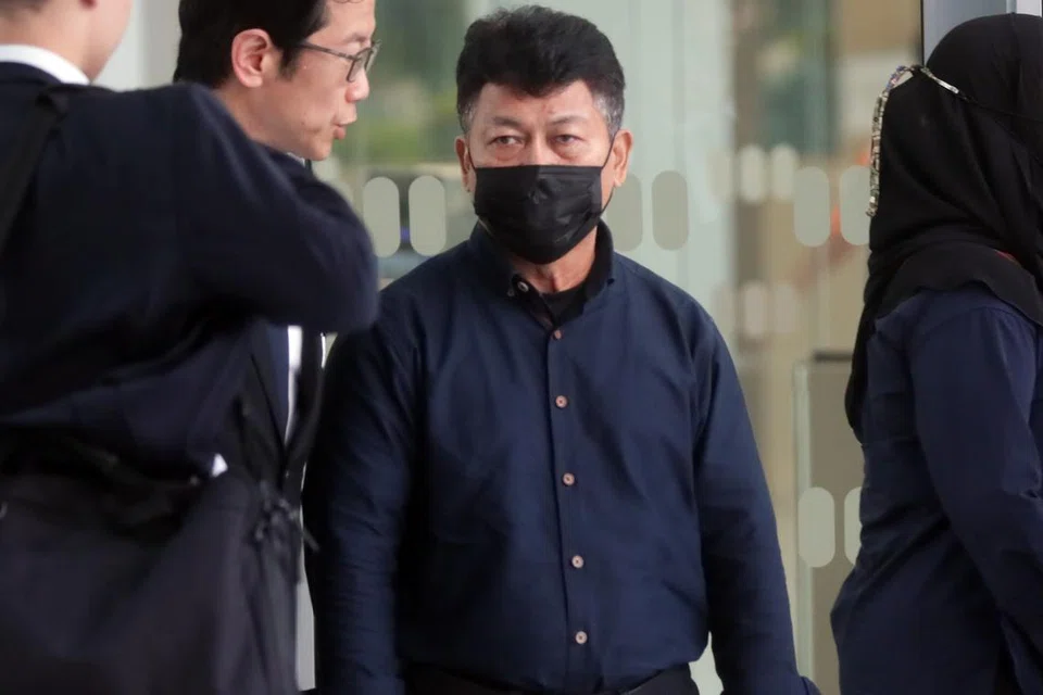 DIDAKWA: Mohd Razif Radi, yang didakwa di bawah Akta Pentadbiran Hukum Islam (Amla) kerana mengajar doktrin bertentangan dengan syariah dan mengendali sekolah agama tanpa mendaftar dengan Muis, berjalan keluar dari Mahkamah Negara pada Selasa.