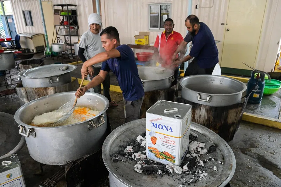 Pengerusi Masjid Khalid, Dr Mohamed Ariffin Mohamed Kawaja Kamaludin, berkongsi tentang penekanan mereka pada usaha mengoptimum persediaan, seperti menyimpan bahan-bahan yang boleh disediakan lebih awal seperti bawang goreng dan asas rempah beriani yang dibekukan, untuk memastikan proses memasak sajian itu berjalan lancar.