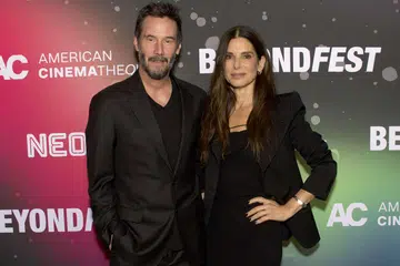 Pelakon, Keanu Reeves (kiri) dan Sandra Bullock mengakui walaupun wujud rasa suka pada satu sama lain sewaktu menjalani penggambaran filem ‘Speed’ pada 1994, mereka tidak meluahkan rasa itu kerana lebih menghargai persahabatan yang terjalin.