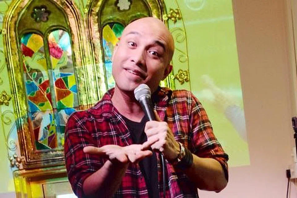 PELUANG KEEMASAN: Pelawak pentas, Muhammad Fadzri Abd Rashid, atau dikenali sebagai Fakkah Fuzz, kini mengacarakan rancangan '50 Ways To Be A Singaporean' dan bakal membuat persembahan dalam 'Kings & Queen of Comedy Asia V'. - Foto MOHD KHALID BABA