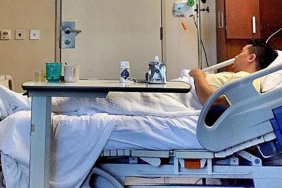 TERLANTAR: Aaron Aziz terlantar di Pusat Perubatan Prince Court, Kuala Lumpur, dan disahkan mengalami pneumonia dan menurut isterinya, Cik Diyana Halik, beliau sedang beransur pulih. - Foto INSTAGRAM DIYANA HALIK