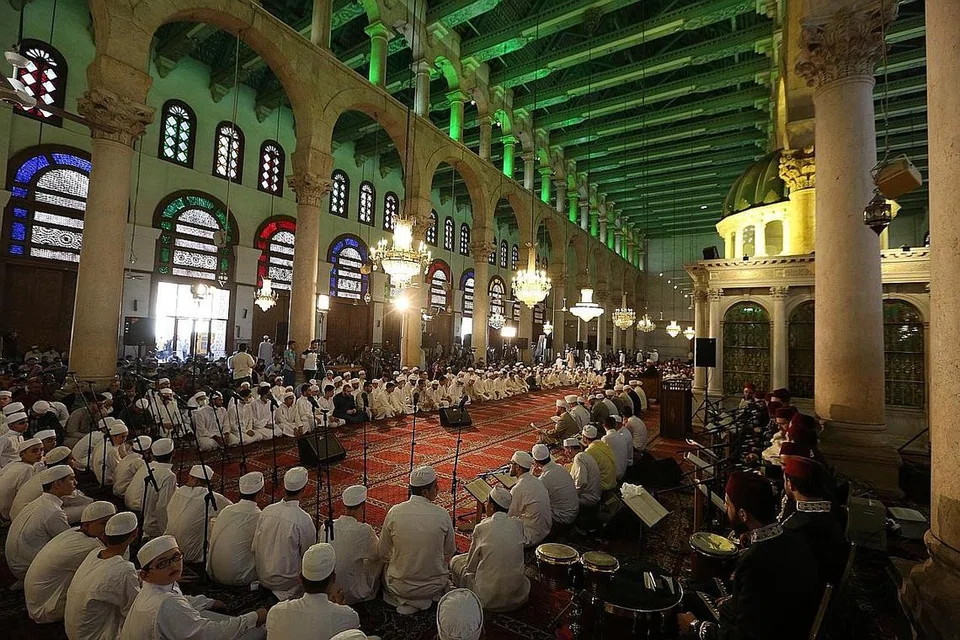 SAMBUT MAULIDUR RASUL DALAM SUASANA MERIAH: Sebahagian rakyat Syria menyambut maulid dengan membaca kitab bagi memperingati kisah hidup dan perjuangan Rasulullah saw di Masjid Umayyad di bandar lama Damsyik (gambar atas) pada malam Isnin lalu. Di Mesir pula, orang ramai mengadakan sambutan Maulidur Rasul secara besar-besaran dan amat meriah dengan keluar beramai-ramai membeli manis-manisan yang dijual di merata tempat. Kedai-kedai menjual manisan ini dihiasi dengan lampu berwarna-warni dan kelihatan terang-benderang, seperti yang kelihatan di kejiranan Sayeda Zainab, dekat Kahirah - Foto-foto EPA-EFE, REUTERS