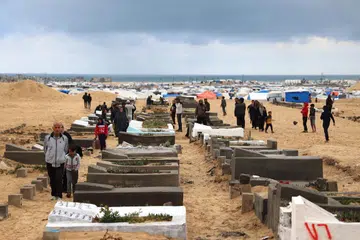 Warga Palestin menziarahi kubur kaum keluarga pada permulaan perayaan Aidilfitri di Rafah di selatan Gaza, pada 10 April.