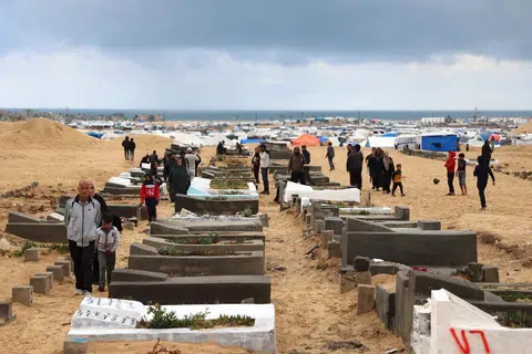 Warga Palestin menziarahi kubur kaum keluarga pada permulaan perayaan Aidilfitri di Rafah di selatan Gaza, pada 10 April.
