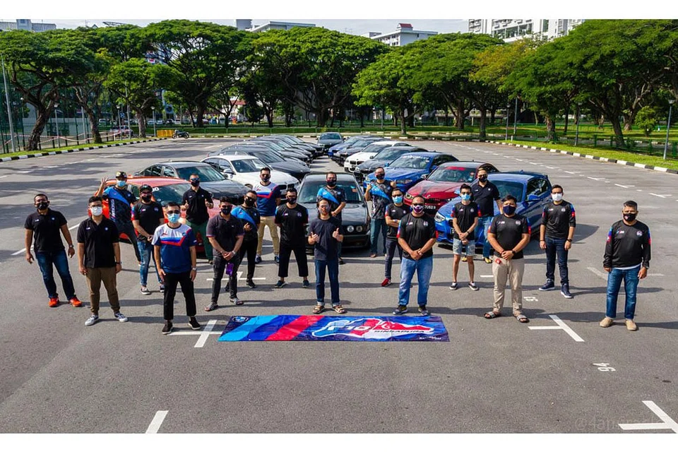 RINGANKAN BEBAN KELUARGA SUSAH: Anggota Abam-Abam Bimmers dan keluarga mereka mengetepikan sebahagian bantuan Covid-19 yang diterima daripada pemerintah untuk membeli barang keperluan dan mendermakannya kepada 120 keluarga yang tinggal di flat sewa di Bukit Merah. - Foto ihsan MOHAMAD FAIZAL SAMAT